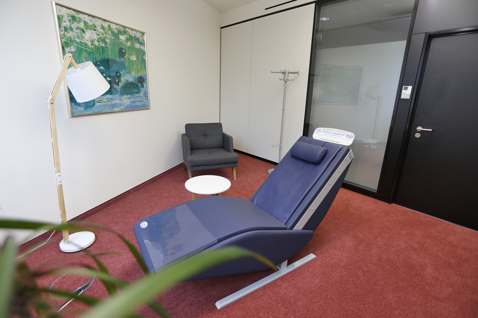 Massageraum mit Massageliege im Allianz Campus Berlin