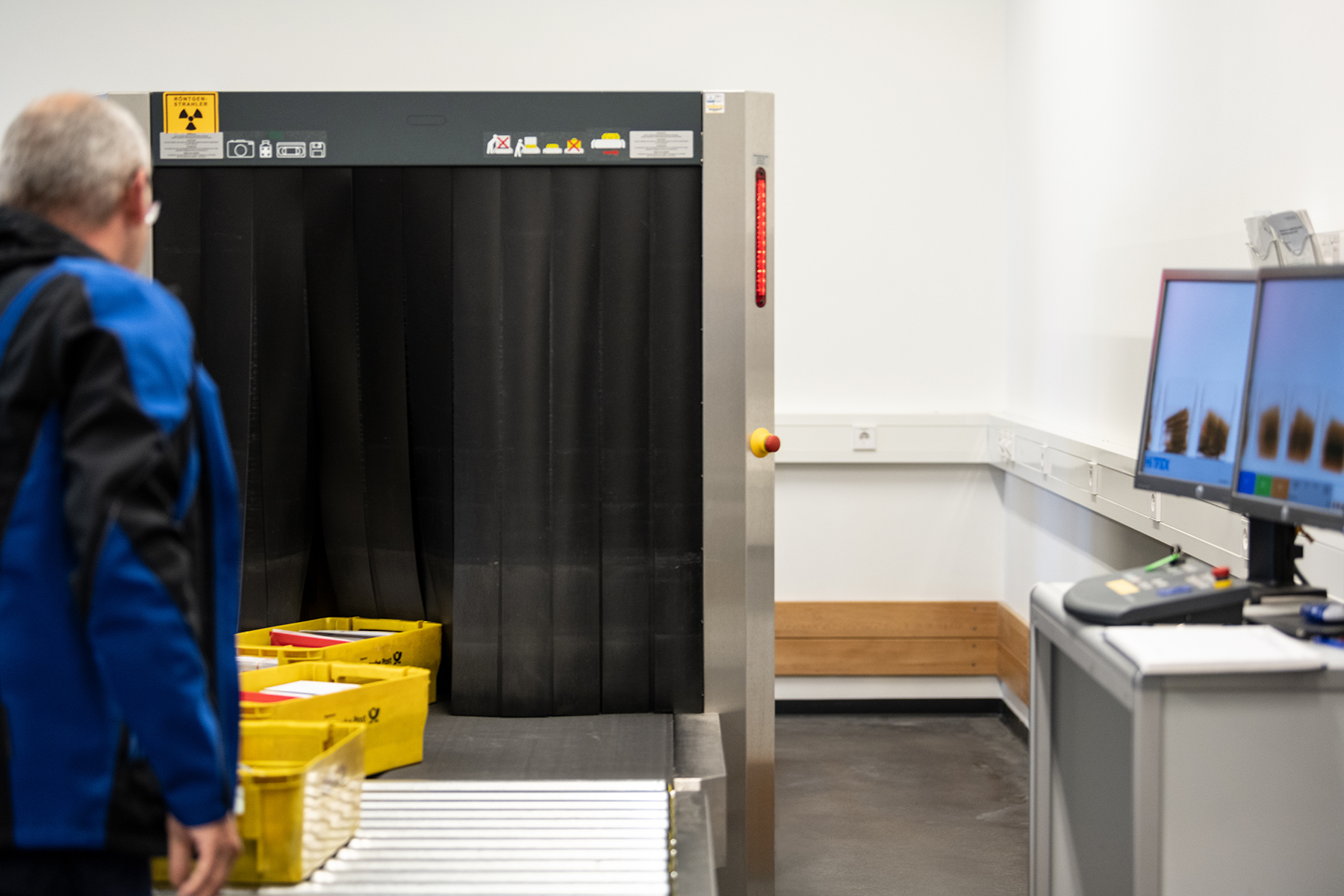 Roentgengeraet durchleuchtet Eingangspost Roentgengeraet durchleuchtet Eingangspost